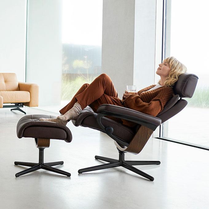 stressless erik cross paloma espresso walnuss schwarz frau entspannt