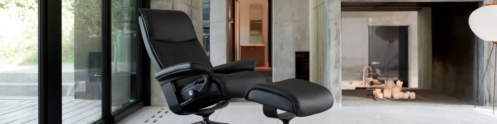 Stressless Aura in schwarzem Leder und schwarzem Untergestell